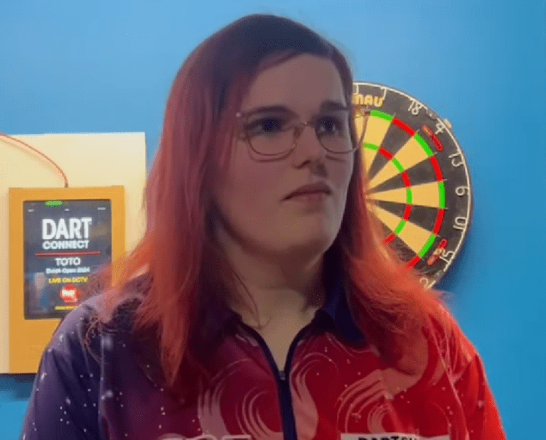 Darts-Spitzenspielerin weigerte sich, gegen „Transfrau“ anzutreten — @DartsActueel on YouTube / wikimedia commons (CC BY SA 3.0)