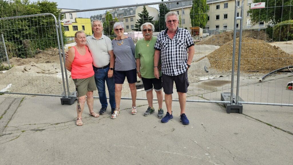 Anrainer vor Schuoe Hoefftgasse