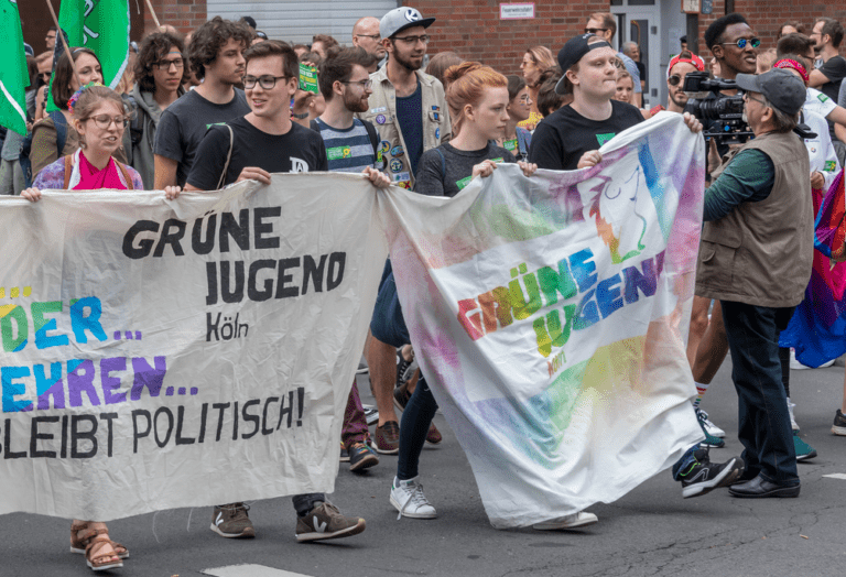 Grüne Hand in Hand mit Antifa — Raimond Spekking / wikimedia commons (CC BY SA 4.0)