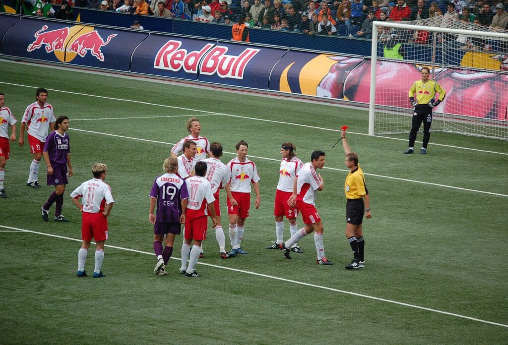 Rote Karte bei Fußballspiel