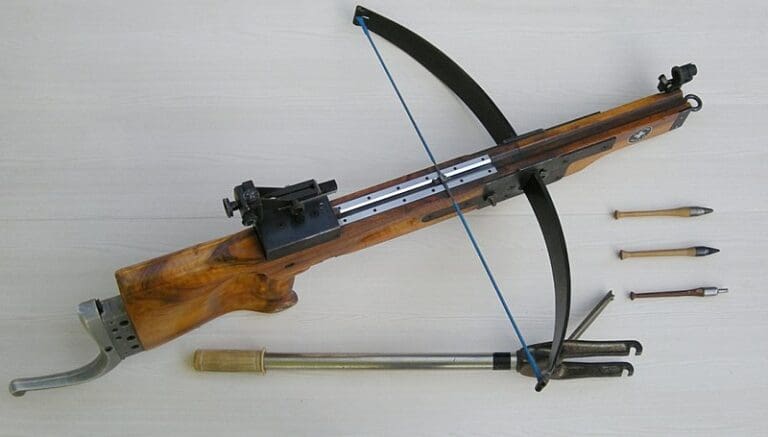 Drei gefesselte Frauen mit Armbrust hingerichtet — Hmaag / wikimedia.org (CC-BY-4.0)
