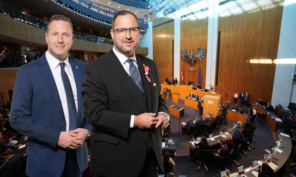 Michael Schnedlitz und Chrsitian Hafenecker im Parlament