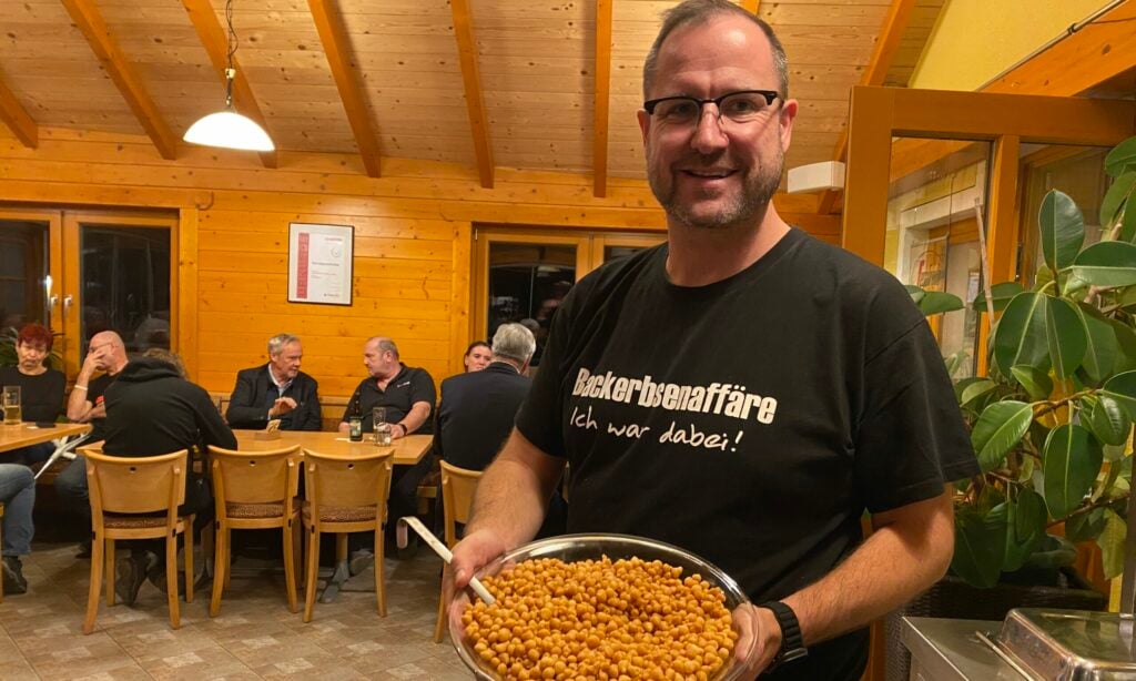 Christian Hafenecker mit Backerbsen