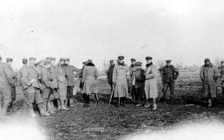 110 Jahre Weihnachtswunder: Als der „Friede von unten“ selige Tage stiftete — Robson Harold B / Wikimedia (public domain)