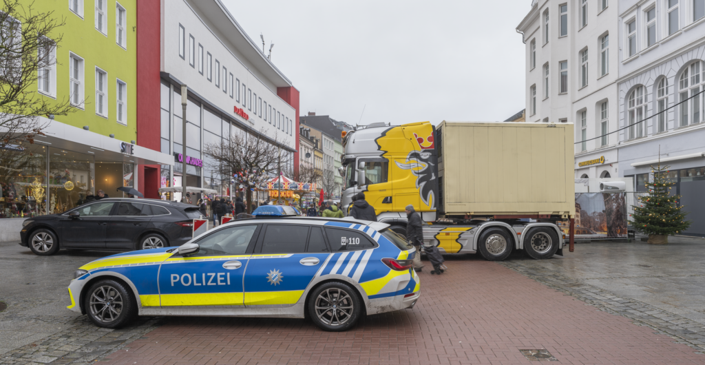 Fahfzeugblockade vor Weichachtsmarkt