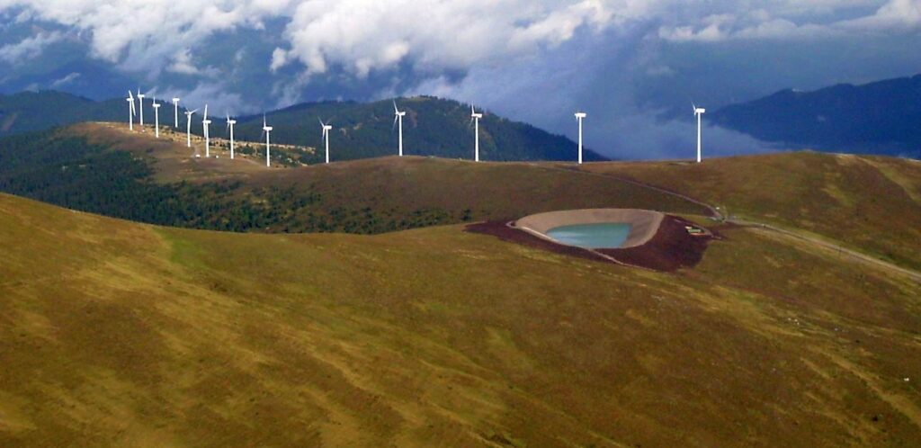 Windräder auf Bergen