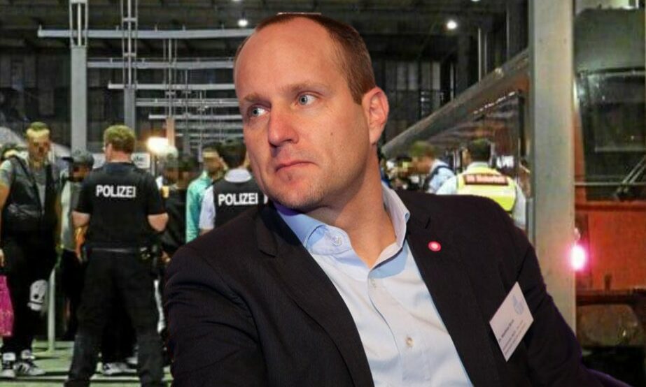 Matthias Strolz und Migranten am Bahnhof