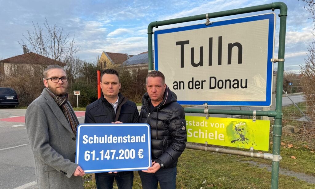 FPÖ-Politiker mit Zusatztafle für Tulln