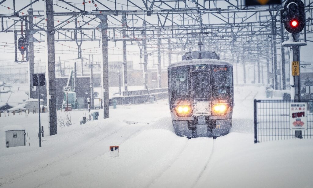 Zug im Schnee