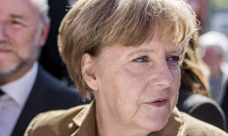 Kann Merkel Parteichef Merz wegintrigieren? —  	FNDE / wikimedia commons (CC BY SA 4.0)