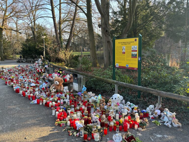 Die Asylmorde von Aschaffenburg sind nach wie vor Thema in Bayern. Nun gerät ein vorher anscheinend untätiger Polizist ins Visier der zuständigen Staatsanwaltschaft.
