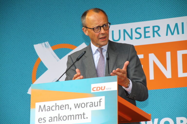 Verdacht erhärtet sich: Wollte CDU-Merz Blau-Schwarz verhindern? — PR-PhotoDesign / depositphotos.com