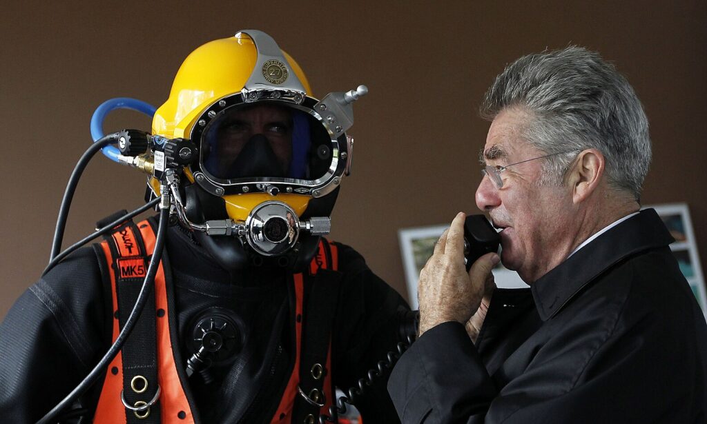 Heinz Fischer mit Taucher