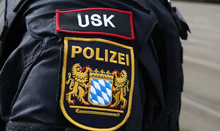 Afghane rast in München in Menschenmenge — Henning Schlottmann / wikimedia commons (CC BY SA 4.0)