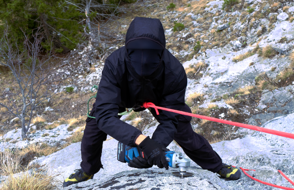 Antifa schneidet Sicherungshaken ab