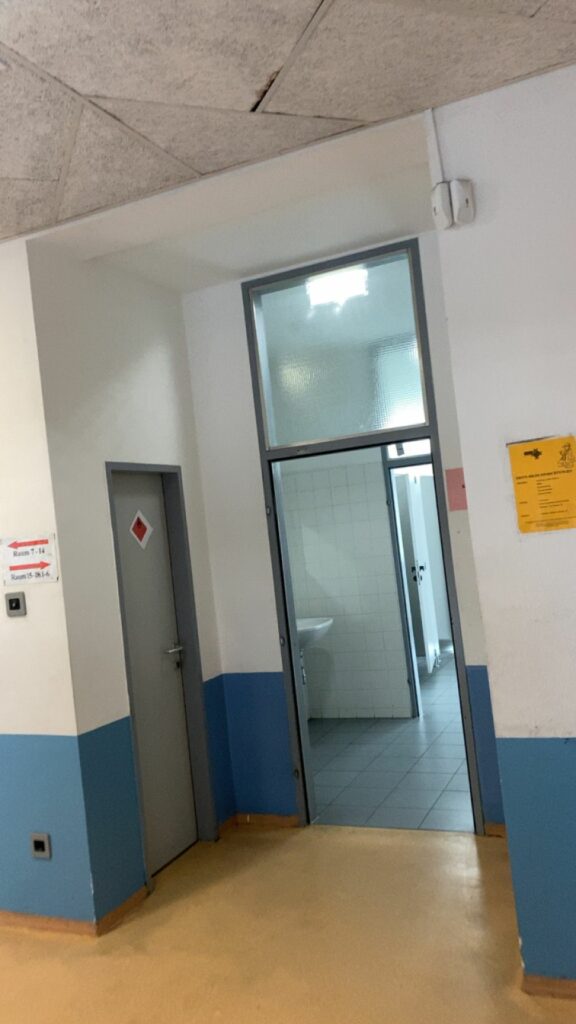WC-Tür abmontiert