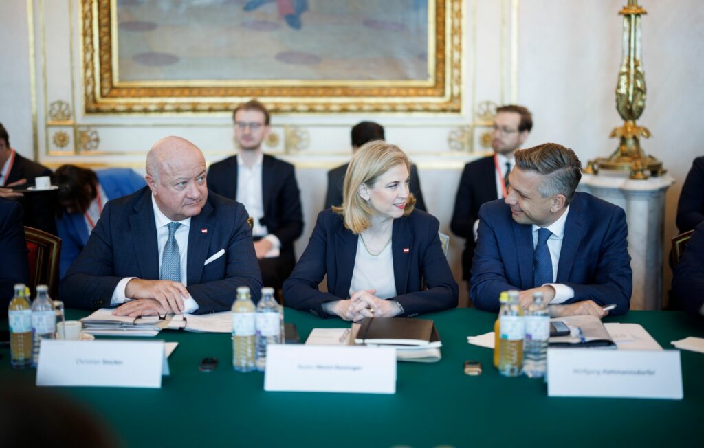 Im Bild Bundeskanzler Christian Stocker (l.), Bundesministerin Beate Meinl-Reisinger (m.) und Bundesminister Wolfgang Hattmannsdorfer (r.).