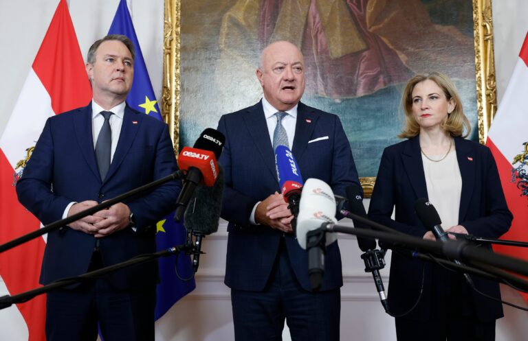 Im Bild Bundeskanzler Christian Stocker (m.), Vizekanzler Andreas Babler (l.) und Bundesministerin Beate Meinl-Reisinger (r.) beim Doorstep.