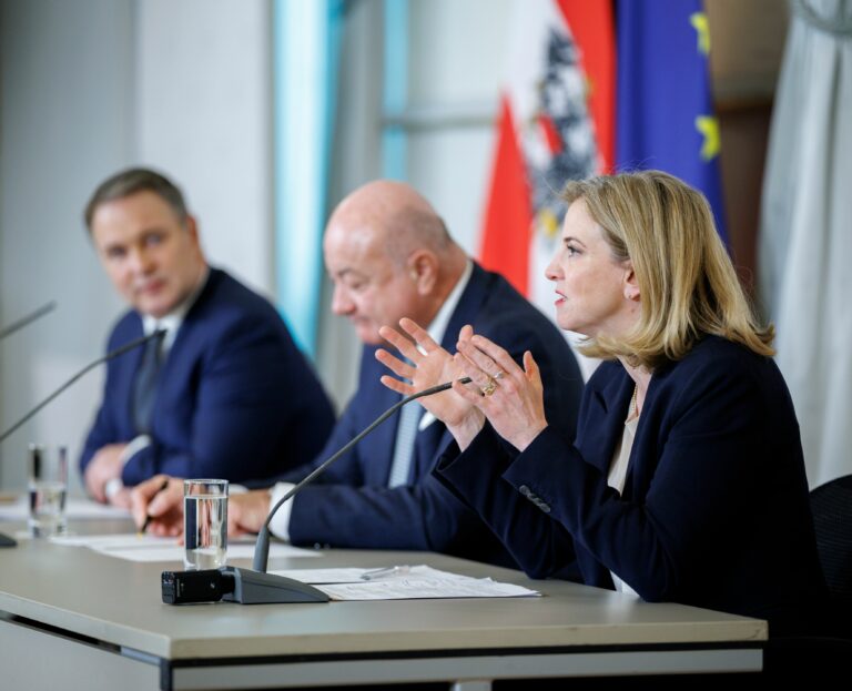 Im Bild Bundeskanzler Christian Stocker (m.), Vizekanzler Andreas Babler (l.) und Bundesministerin Beate Meinl-Reisinger (r.)