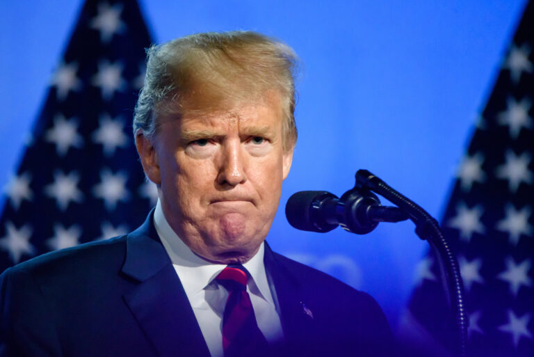 Trump spricht von "Hexenjagd" gegen Le Pen — gints.ivuskans / depositphotos.com