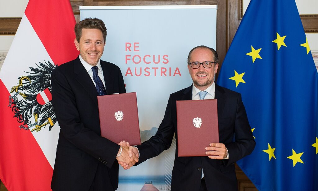 Außenminister_Alexander_Schallenberg_und_Wirtschaftskammer_Präsident_Harald_Mahrer_Unterzeichnen_ein_Abkommen_zwischen_WKÖ_und_BMEIA_28.09.2021_01