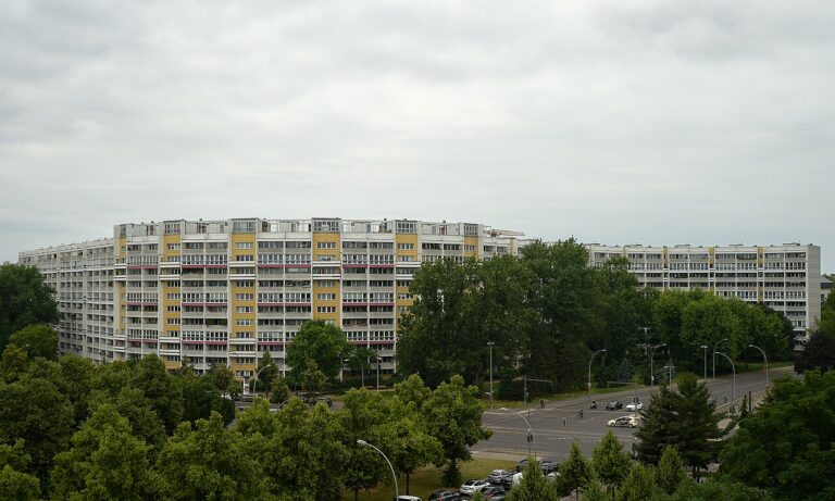 82 Scheinmeldungen in einem Wohnblock — Denis Barthel / wikimedia (CC BY 4.0)