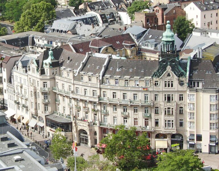 Asylanten werden im Palasthotel untergebracht — Filube / wikimedia.org (CC0 1.0 Universell)