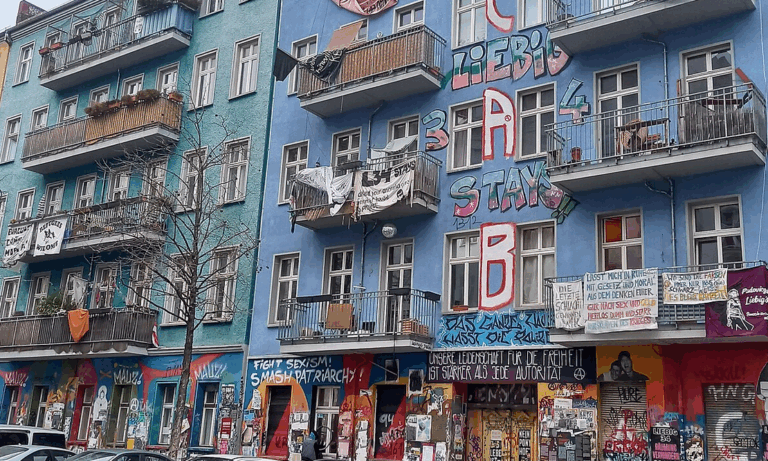 Polizeieinsatz in berüchtigter Rigaer Straße 94  —  	Berlinschneid / wikimedia commons (CC BY SA 4.0)