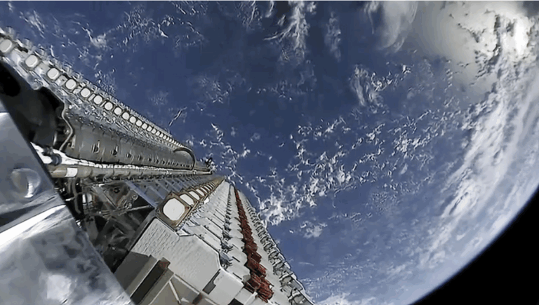 Wettlauf der Tech-Giganten um Vorherrschaft — Official SpaceX Photos / wikimedia commons, public domain