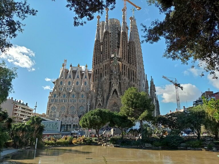 Wirrer linker Anschlag auf berühmte Gaudi-Basilika — Canaan / wikimedia.org (CC-BY-SA-4.0)