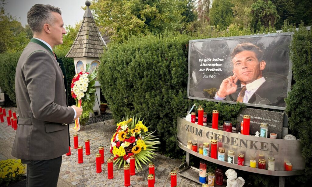 Gernot Darmann vor der Jörg-Haider-Gedenkstätte