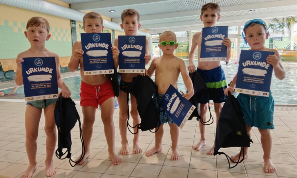 Schwimmkids mit Urkunde