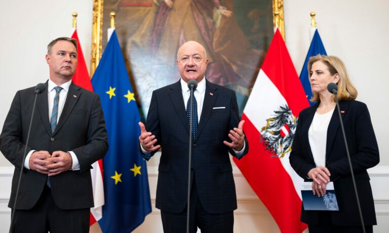Christian Stocker (m.), Vizekanzler Andreas Babler (l.) und Auﬂenministerin Beate Meinl-Reisinger (r.)