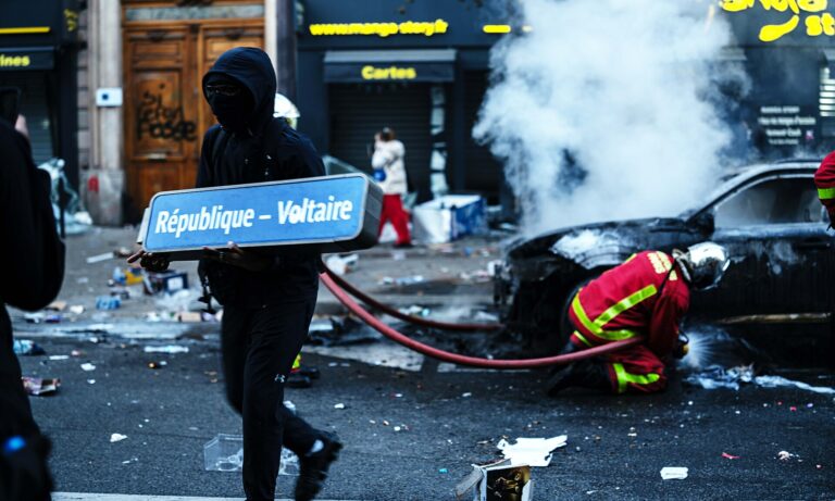 Auch an diesem Wochenende griffen linke Gewalttäter Sicherheitskräfte an und Einwanderer plünderten Geschäfte (Bild: Ausschreitungen in Paris vom 17. Oktober).